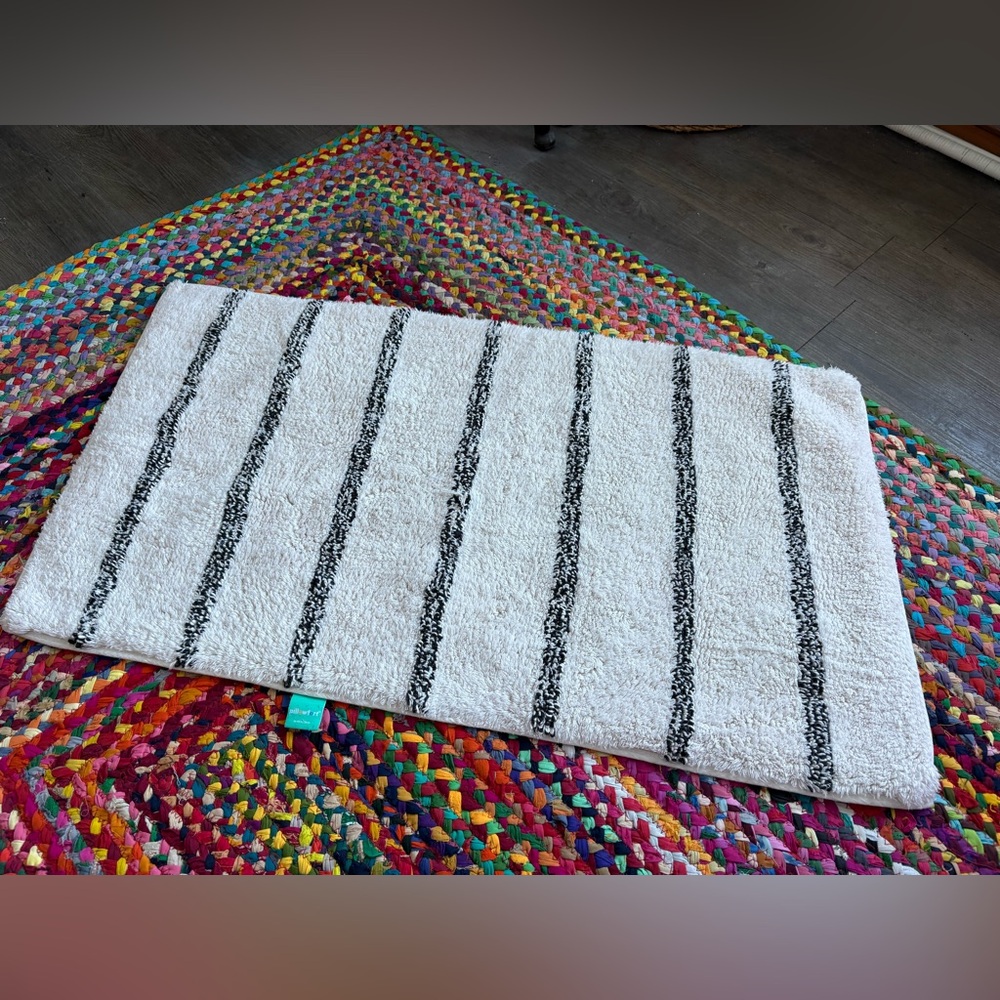 BLACK AND WHITE BATHROOM RUG